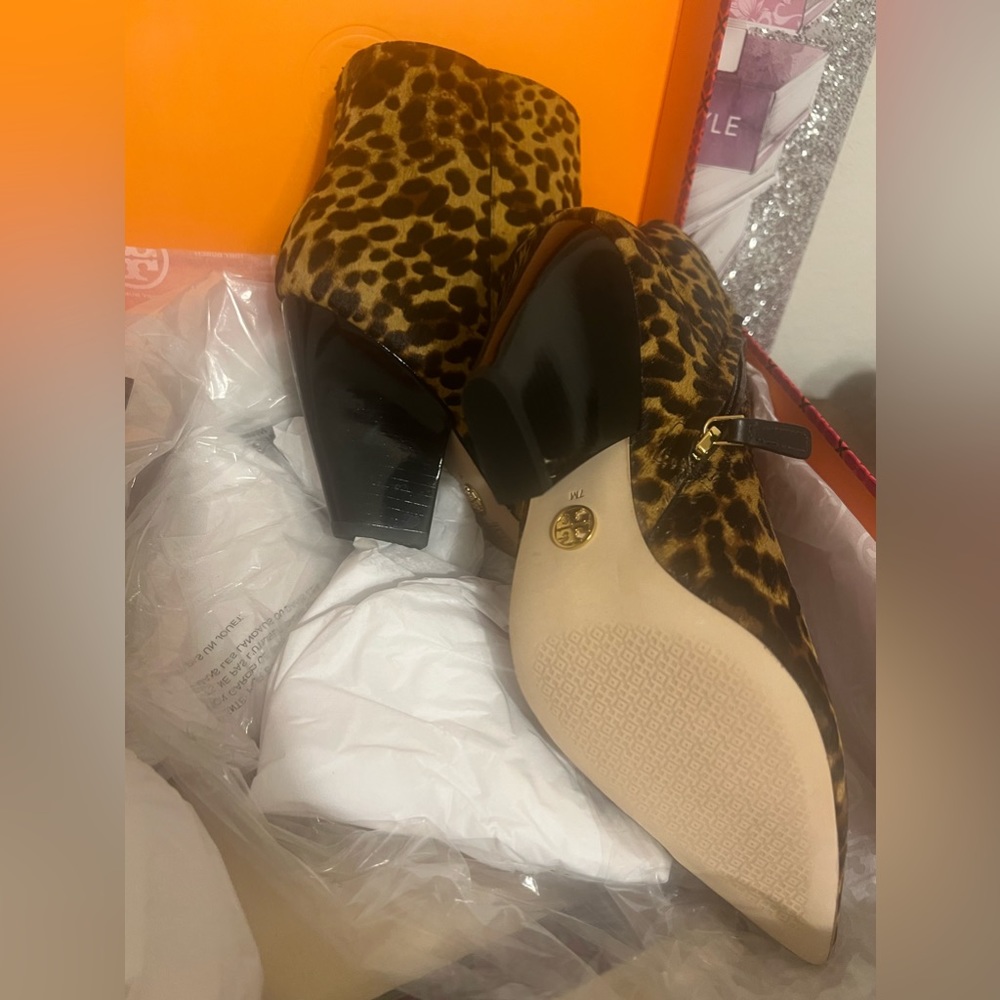 LILA ZIP-UP ANKLE BOOT